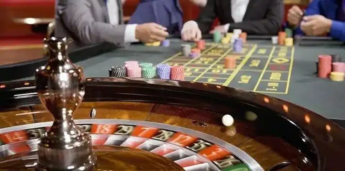 Antarmuka aplikasi mobile prize toto menampilkan menu sportsbook dan permainan live dealer